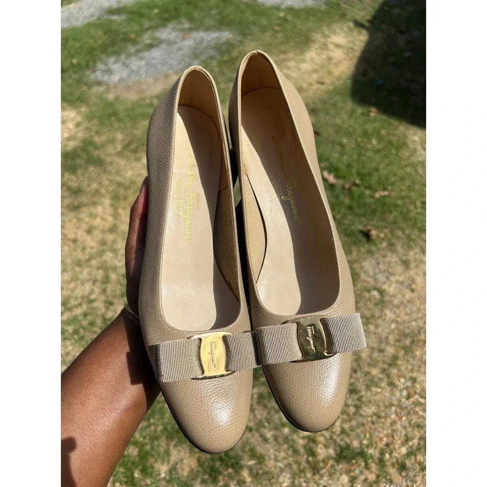 Salvatore Ferragamo Vara Pump Womens 8.5 AA Beige Pebbled Leather Bow Good
